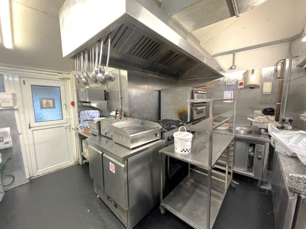 Lot: 52 - FREEHOLD RESTAURANT WITH LIVING ACCOMMODATION OVER - Kitchen and food preparation area